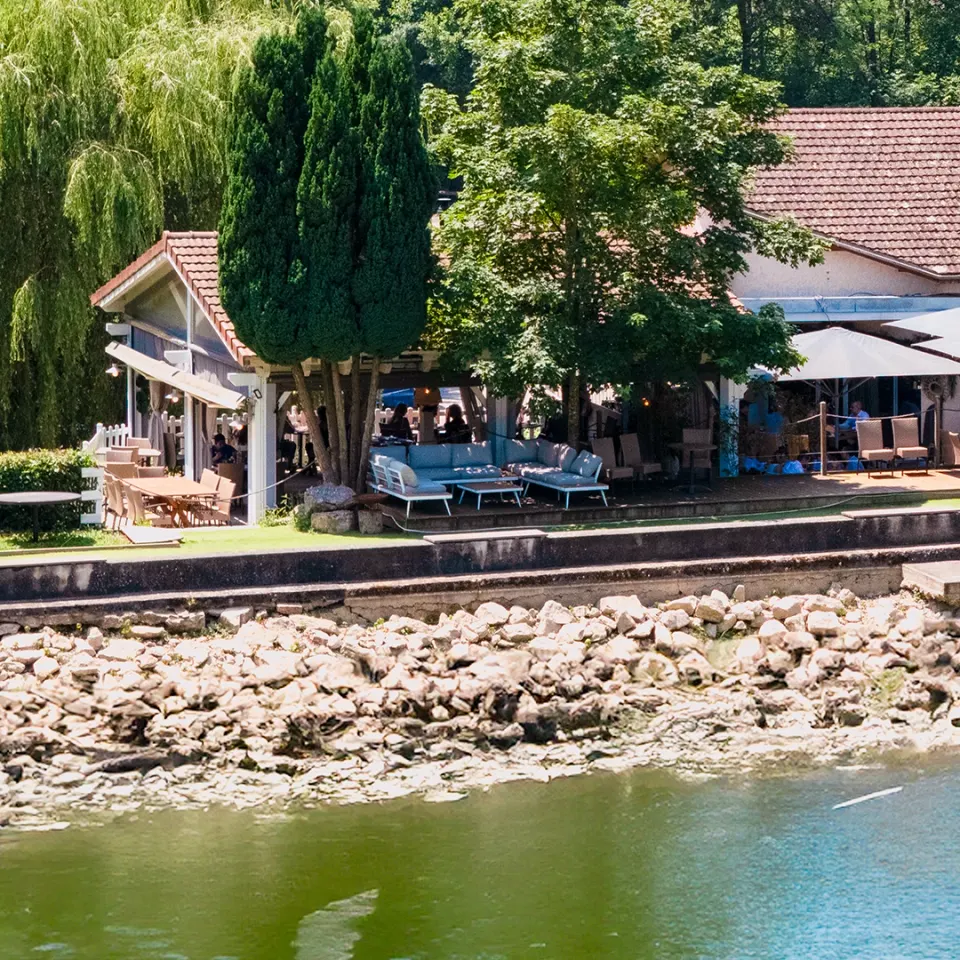 La terrasse ombragée du restaurant Rosière face à l’étang