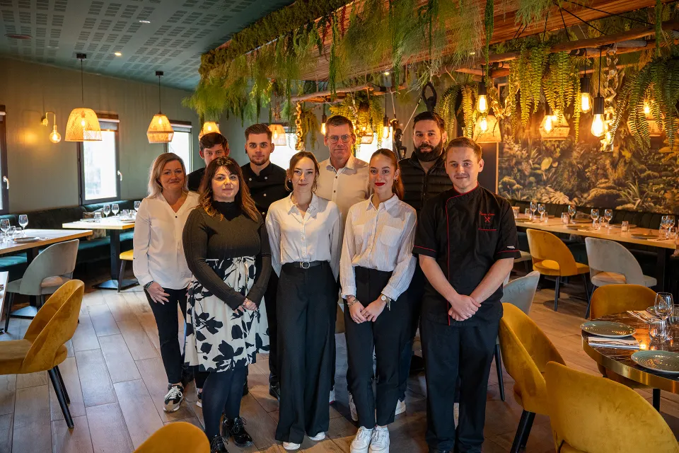 L’équipe de salle et de cuisine du restaurant Rosière