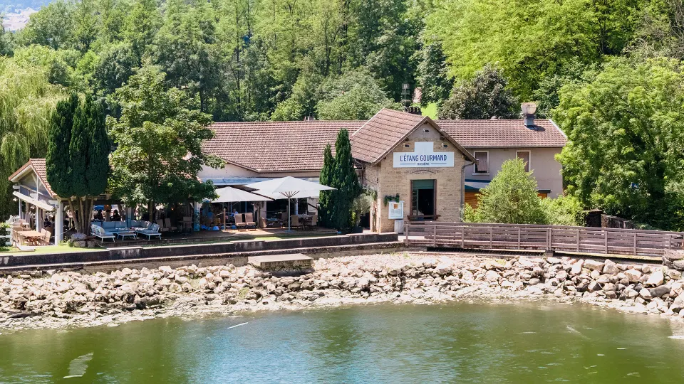 Le restaurant Rosière et sa terrasse au bord de l’étang de Rosière à Bourgoin-Jallieu