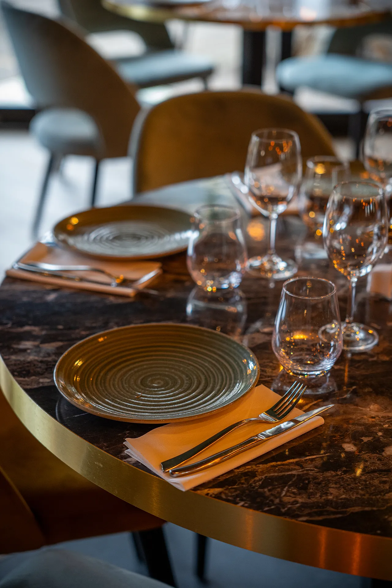 Mise en place de la salle avant le service au restaurant Rosière