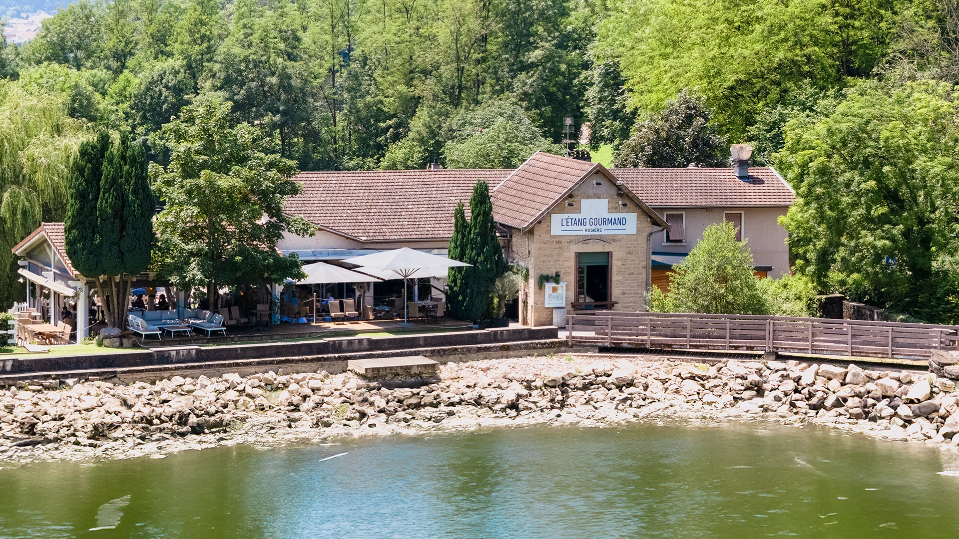 Vue du restaurant Rosière avec étang à Bourgoin-Jallieu
