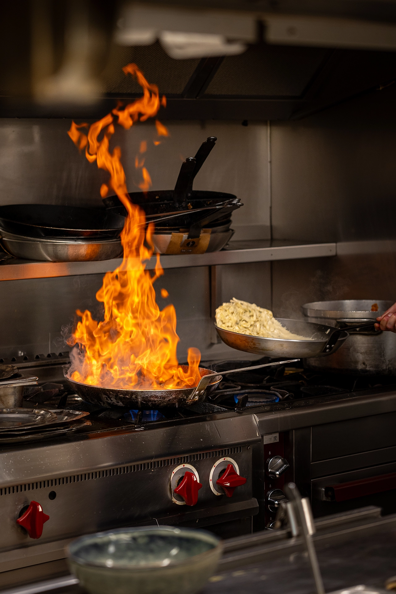 Vue des cuisines en plein service