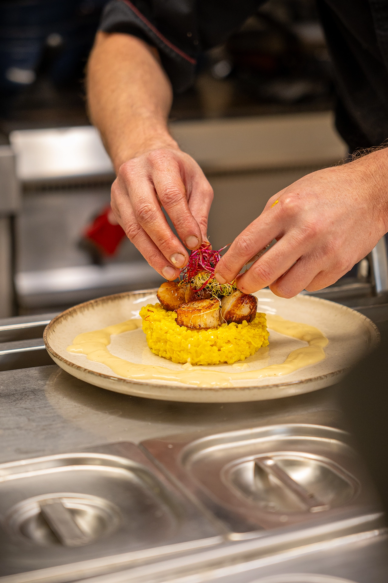 Vue de la préparation d'un plat en cuisine