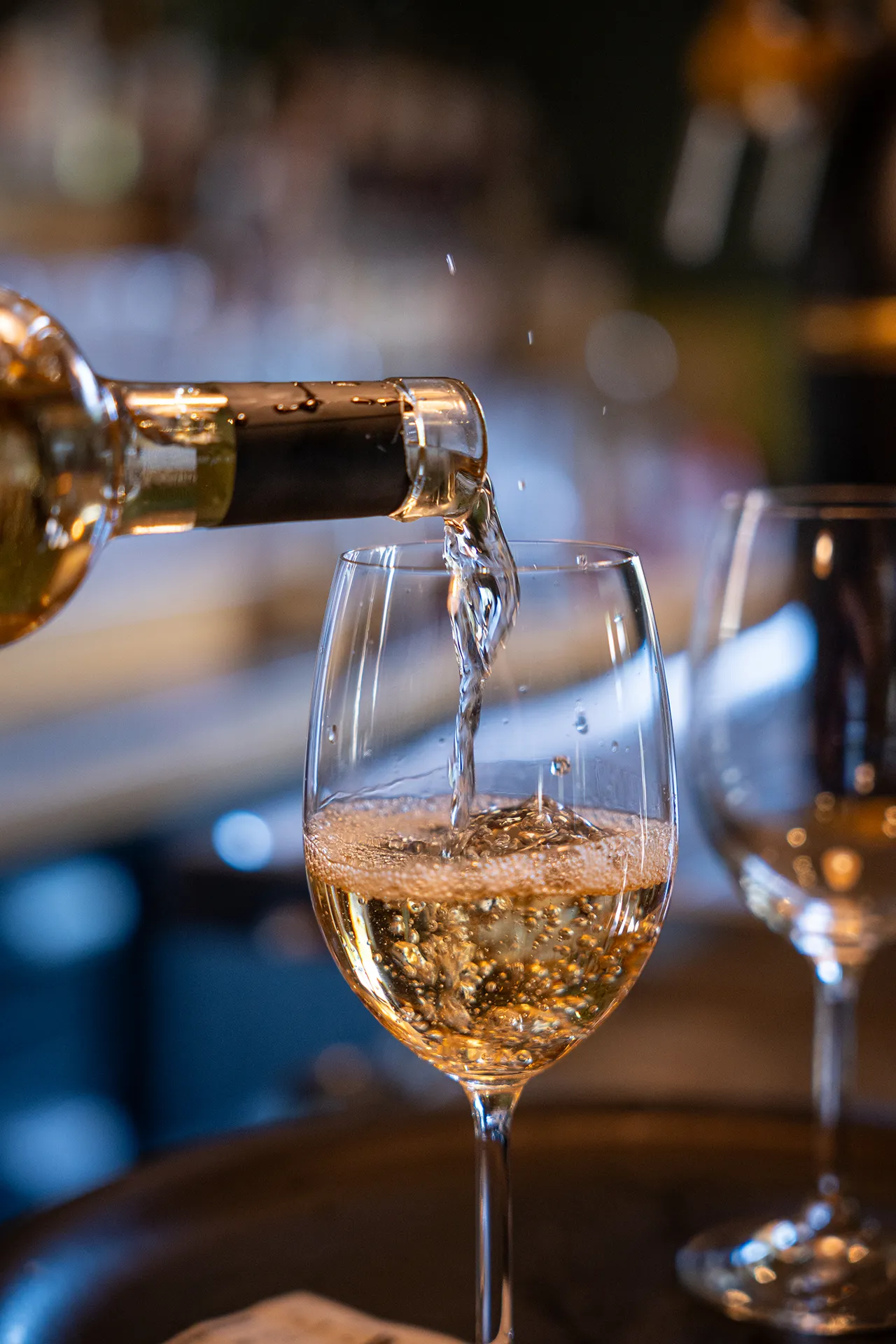 Service au bar du restaurant Rosière