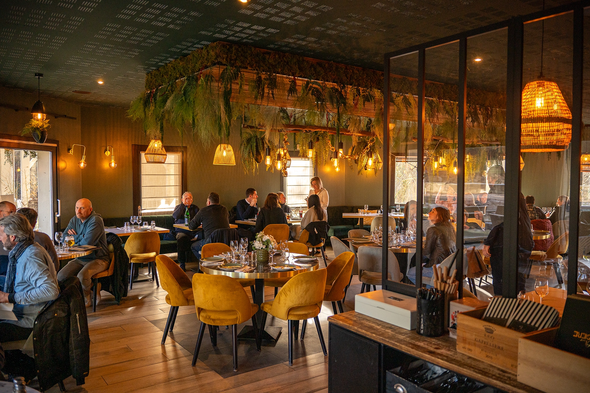 Vue de l'intérieur du restaurant Rosière