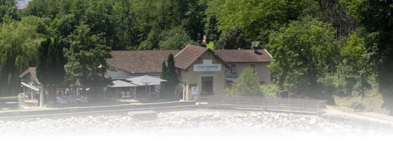 Vue du restaurant Rosière avec étang à Bourgoin-Jallieu